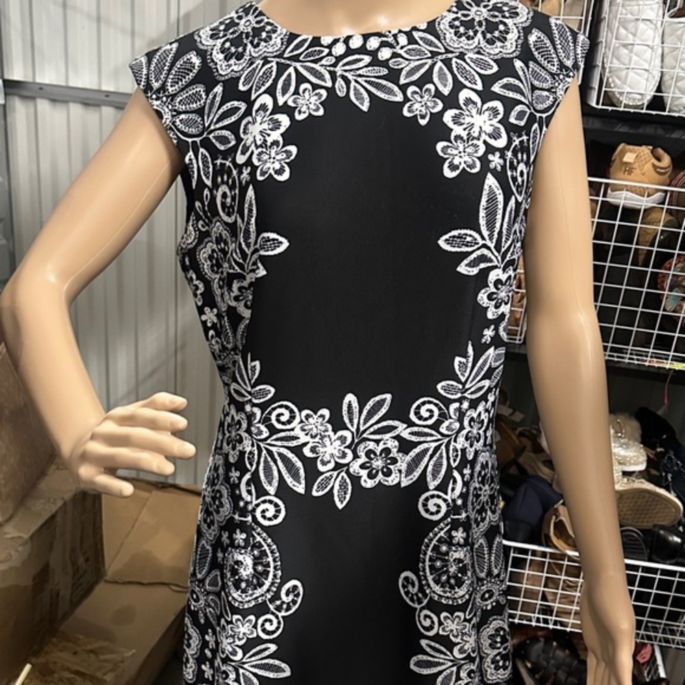 R&K Black and White Floral sleeveless scoop neck  back zip up Midi Dress size 12